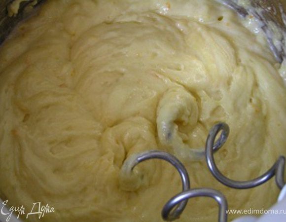 Постепенно всыпать муку и замесить тесто.