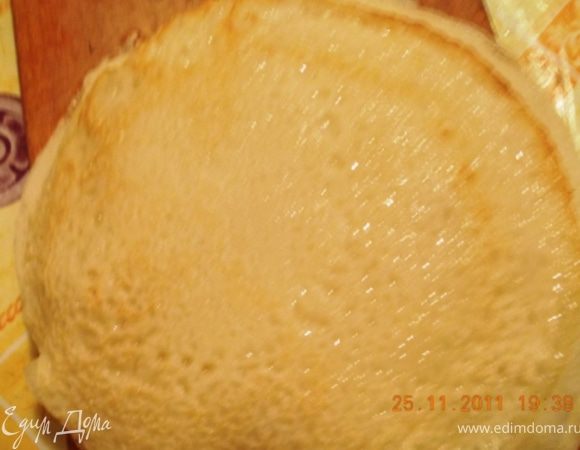 На раскалённую сковородку наливаем немножко масла и выпекаем блины, поджариваем только с одной стороны.