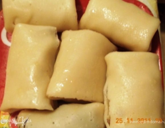 заворачиваем фарш в блин, фарш кладём на поджаренную сторону. Получились вот такие полуфабрикаты, их можно сразу обжарить, можно заморозить. У меня на стадии полуфабрикатов блинчиков значительно поубавилось:).
Приятного аппетита!