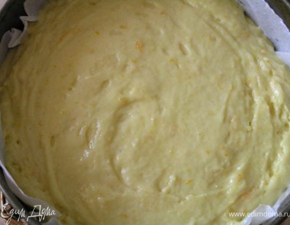 Разъемную форму застелить бумагой для выпечки, выложить тесто,