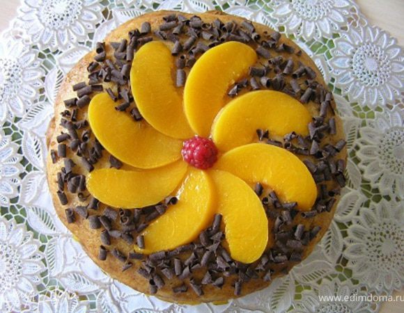 Аккуратно достать из формы, украсить по желанию. Я промазала верх торта мятным сиропом, выложила персики и посыпала шоколадной стружкой. Приятного аппетита! :)