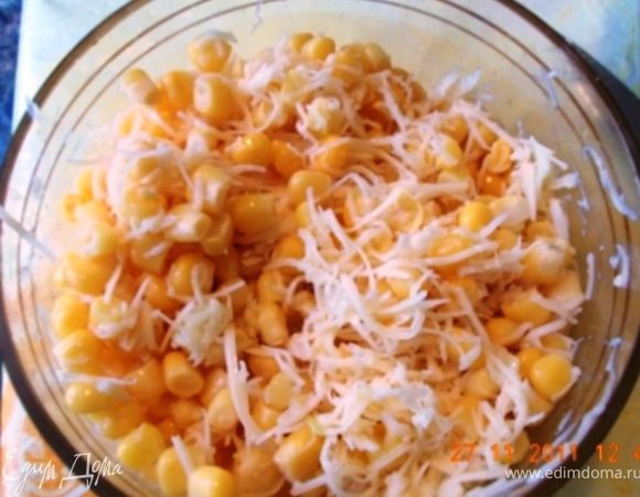 трём сыр на мелкой тёрке и смешиваем с кукурузой