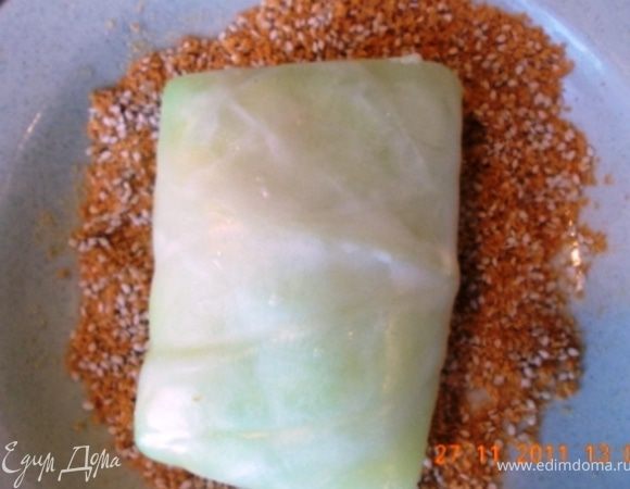 выкладываем кукурузную начинку на капустный лист и сворачиваем конвертиком, у меня никогда не получается красиво завернуть, может не  тем концом руки вставлены, конвертики панируем в смеси кунжута с сухарями и обжариваем с обеих сторон в растительном масле.
Приятного аппетита!