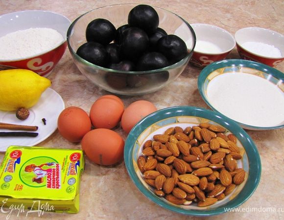 Итак - Сливовый пирог с франжипаном
Сразу оговорюсь. у меня очень горячие руки и чтобы я не делал, у меня не получается песочное тесто - масло, которое входит в тесто практически мгновенно растапливается и тесто превращается в что-то непонятное, поэтому песочное тесто у меня всегда готовит жена  
Обратите внимание, на фотографии тонкий слой сладкого песочного теста и толстый слой густого миндального крема со сливами.