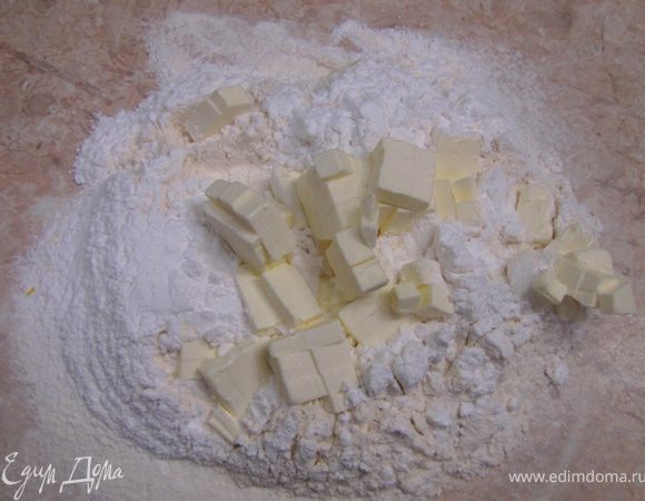 Растирайте масло с мукой и сахаром до образования мелких крошек. Действуйте быстро и холодными руками, иначе тесто получится "красивым" и после запекания вы сможете из него сделать подошву для ваших калош, что, собственно, у меня всегда получается, если я делаю песочное тесто сам 