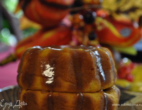 Карамельно-ромовая глазировка:
В небольшую кастрюлю выложить 3 первых ингридиента и на  сред. огонь,помешивая постоянно.Как вскипит выдержать одну минуту, снять с огня ,положить просеянную сах.пудру и ром.Все перемешать хорошо. Использовать сразу.