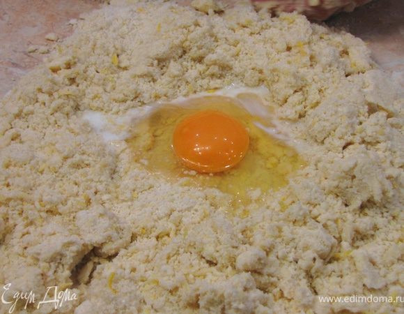 Добавьте яйца и молоко и также быстро перемешайте. Сформируйте ком, заверните в пленку и положите в холодильник минимум на полчаса.