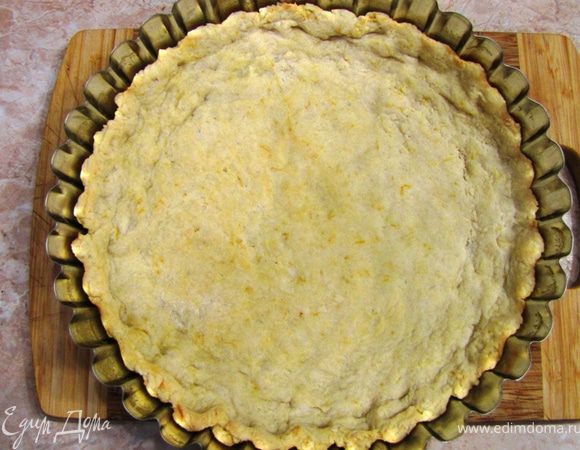 Возьмите форму, смажьте сливочным маслом.
Распределите тесто по форме, формируя бортики.
Уберите в морозилку и поставьте в морозилку на час.
Выпекайте в предварительно разогретой духовке до 180 градусов в течение 10 минут до образования золотистой корочки.
Края у вас немного опадут, но это ничего. Посередине тесто может вздуться, но это из-за образования воздушного пузыря между тестом и формой. При дальнейшем формировании пирога, тесто опадет. Если хотите, можете перед запеканием на тесто положить пергаментную бумагу и высыпать сверху пол кило гороха или фасоли. Это не даст тесту подняться со дна.