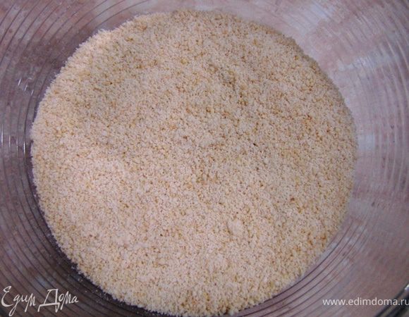 Франжипан
Когда вы положожите тесто в форме в морозилку, займитесь франжипаном.
Бланшируйте миндаль в воде, немного остудите и очистите от кожицы.
Положите миндаль в блендер и перемелите в мелкий порошок.