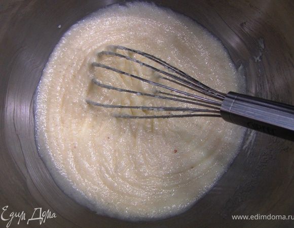 Положите в миндаль муку, теплое сливочное масло, семена из стручка ванили (разрежьте стручок вдоль и выскоблите семена из обеих половинок).
Положите туда же сахар и хорошенько перемешайте.