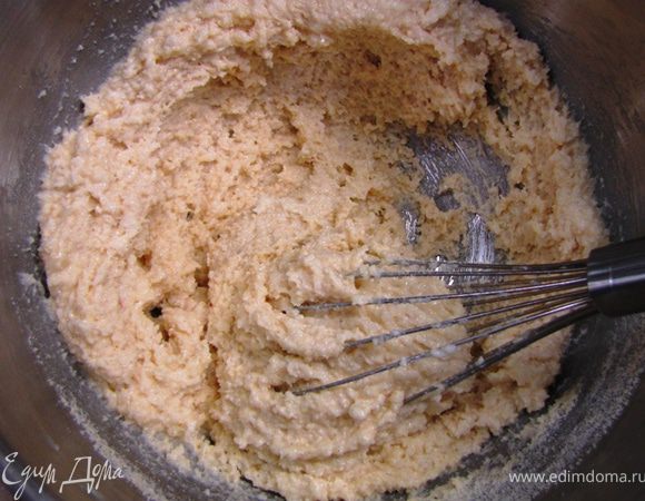 Влейте яйца в миндаль и еще раз хорошенько перемешайте (лучше взбейте венчиком).