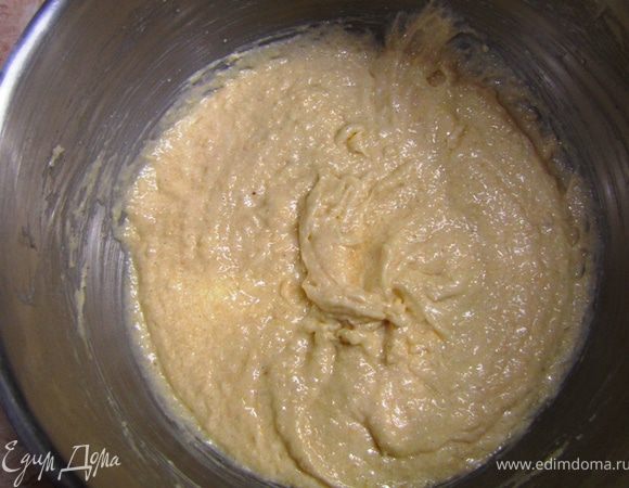 Поставьте франжипан в холодильник на пол часа, не забыв накрыть, чтобы фражипан не впитал чужие запахи.