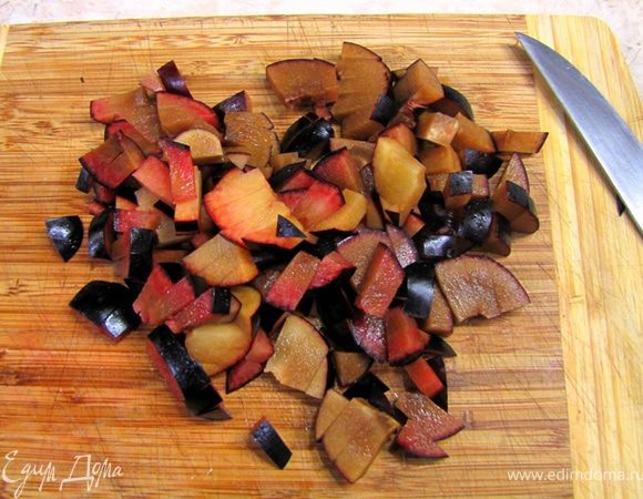 Начинка
Разведите крахмал в небольшом количестве воды.
Из половины слив мы будем делать "джем", а половину слив - непосредственно в пирог.
Здесь очень важно попробовать сливы.
Они должны быть и сильно кислые и сладкие одновременно. Лично у меня попались совершенно неяркие сливы, поэтому я использовал лимон для улучшения вкуса.
Мелко порубите половину слив.