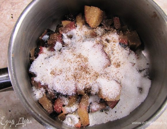 Положите сливы в сотейник вместе с ванильным сахаром и пряностями.