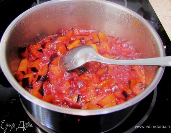 Варите сливы до образования состояния джема. Если надо, добавьте сок лимона (я добавил половину лимона с толстой коркой, т.к. он более вкусен и не сильно кислый). Корку я естественно выбросил.
Добавьте крахмал и варите еще пару минут до загустения джема.