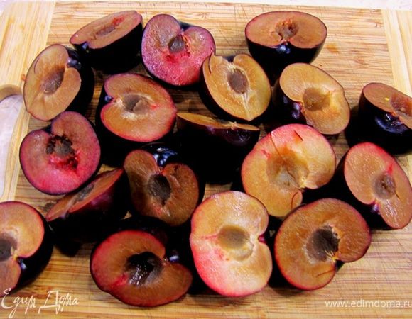 Остальные сливы разрежьте на четвертинки. Посыпьте их сахарной пудрой. Полейте соком лимона, если это необходимо.
Перемешате и дайте постоять минут 10.
Здесь советую попробовать сливы. Вкус должен быть ярким.