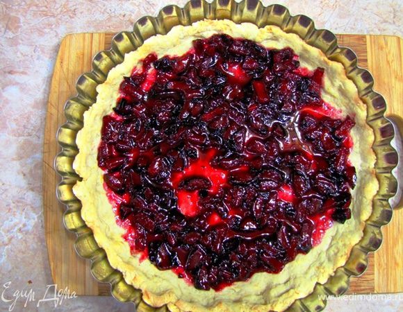 Запекание пирога
Возьмите форму с тестом.
Ровным слоем распределите на дне теста "джем" из слив.