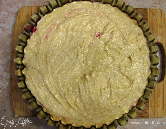 Сверху выложите Франжипан. Не забудьте, что франжипан будет увеличиваться в объеме и может перелиться через край формы.