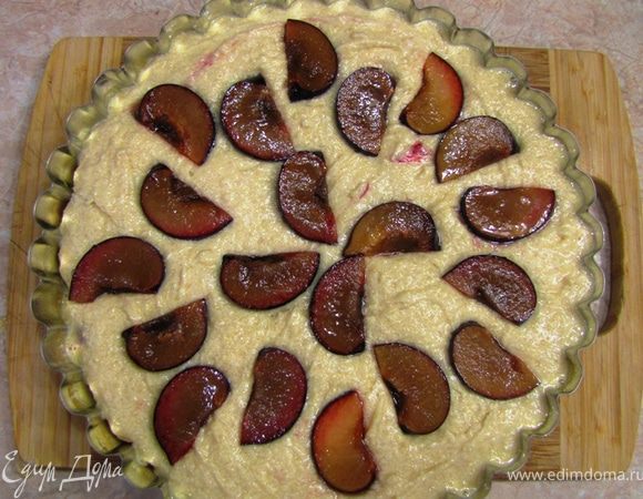 Выложите четвертинки слив сверху франжипана и слегка их вдавите.