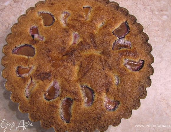 Выпекайте в духовке в течение часа. Духовка должна быть разогрета до 180 градусов. Вкус пирога очень необычен (по крайней мере для меня) за счет франжипана, а сочетание сладкого и кисло-сладких слив дает очень интересный букет вкуса.