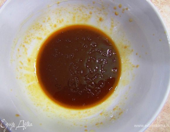 Когда я покупал семгу, продавалось филе на коже.
Для варианта с филе:
Разрежьте филе на куски длиной 7-10 сантиметров, режете поперек тушки.
Посередине этого куска прорежьте также поперек, но только мясо рыбы, не трогая кожу.
Разверните куски филе, чтобы кожа получилась внутри. На фотографии это все хорошо понятно.
Кости естественно надо предварительно удалить.
Подберите подходящую посуду, чтобы она была по размеру всех кусков филе.
Смешайте соевый соус, лимонный сок и оливковое масло.