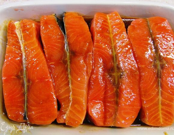 Полейте маринадом рыбу и несколько раз ее переверните, чтобы маринад попал со всех сторон.
Маринуйте рыбу в течение полу часа, периодически переворачивая.
Большая часть маринада впитается в рыбу.