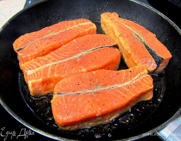 Разогрейте сковороду и плесните туда немного растительного масла (не больше столовой ложки).
Вытащите рыбу из маринада (маринад оставьте), обсушите ее, посыпьте немного солью и перцем (учтите, что соевый соус был уже соленый и соли надо использовать меньше).
Положите рыбу в сильно разогретую сковороду. Сразу убавьте огонь до среднего.
Жарьте рыбу три минуты на одной стороне.