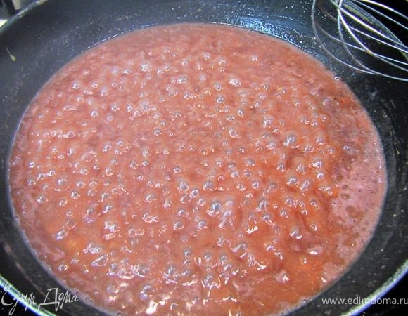 Далее я использовал красное сухое вино, но вы можете использовать белое сухое.
Плесните пол стакана вина в сковороду, а так же весь оставшийся маринад. Плесните пол стакана или стакан воды.
Перемешивайте соус, пока мука не растворится в жидкости и соус не станет густеть.
Бросьте тимьян в сковороду.
Варите около 5 минут на очень слабом огне. В конце посолите и поперчите.