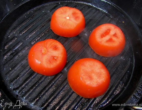 Гарнир
У меня получился сложный гарнир, состоящий из трех блюд.
Это кабачки, рецепт которых я приводил ранее, салат, заправленный соусом Цезарь и обжаренные помидоры.
Приготовьте кабачки по рецепту, указанному по ссылке
Приготовьте также Соус Цезарь
Разрежьте помидоры пополам поперек плода. Посолите и поперчите половинки помидоров, а также смажьте оливковым маслом.