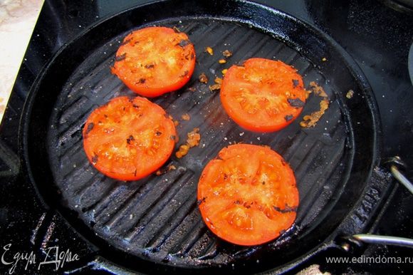 Обжарьте помидоры на гриле или в обычной сковороде по три минуты на каждой стороне.