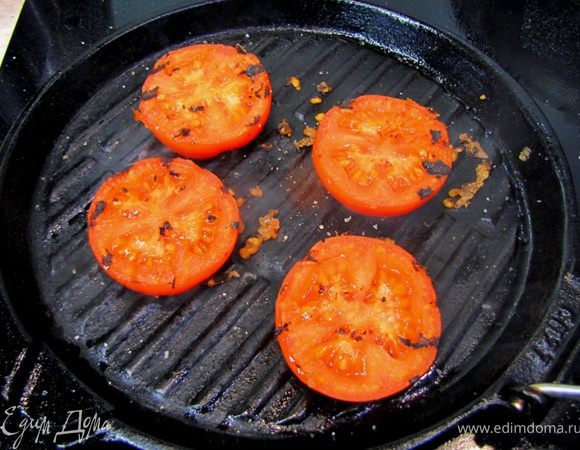 Обжарьте помидоры на гриле или в обычной сковороде по три минуты на каждой стороне.