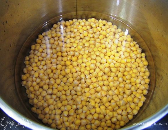 Как видите количество ингредиентов не очень большое. И приготовление довольно простое без излишеств (как обычная крестьянская еда). Тем не менее это не сказывается на качестве блюда.
Я воспользовался советом девушки по имени Elita и замочил нут в холодной воде, предварительно посолив воду и добавив в нее пол столовой ложки пищевой соды. Затем оставил замачиваться нут на ночь. Забегу вперед - результат мне очень понравился, так что спасибо, товарисч Алена
Затем тщательно промойте нут и поставьте вариться в воде, которую надо налить поверх нута на пару сантиметров.
Теперь, так-же как и для фасоли, ни в коем случае не солить - иначе нут будет жестким. Посолите потом уже, после того, как сварится.