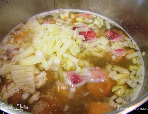 Варить надо около часа на очень маленьком огне под крышкой. Нут не разварится, но станет очень мягким.
Тем временем возьмите мясо, срежьте с него корочку подсыхания (во как выразился - почти матом ) и срежьте весь лишний жир (оставьте его совсем чуть-чуть. Я практически весь срезаю). Срежьте мясо с костей. Если вы используете лопатку и ребрышки - лучше порубите их на порционные куски.
Порежьте мясо на кусочки со стороной по два-три сантиметра.
Кости разделите.
Учтите, что мясо кладется в бульон со сварившимся горохом, поэтому тщательно удалите все осколки костей и мелкие кости, которые в процессе варки могут отсоединиться от мяса.
Порежьте мелкими кубиками весь лук.
Долейте в нут 1 литр кипятка (можно полтора, кто как любит).
Сделайте сильным огонь и когда вода закипит - положите крупные кости и выкладывайте по куску мясо. В момент кипения мясо запечатается и все соки останутся внутри - это аналог обжаривания мяса. Сразу положите весь порубленный лук. При последующей очень длительной варке - лук практически растворится в бульоне и отдаст весь свой вкус (это для тех, кто не любит лук ).
Положите тимьян.