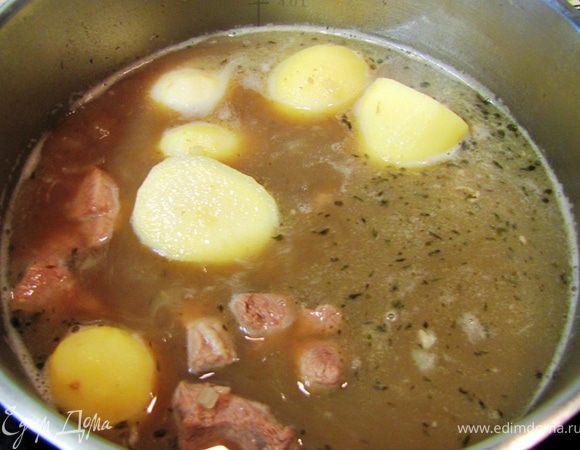 Положите алычу. У меня не было свежей алычи и я положил соус из алычи - 4 столовые ложки. Можно также положить готовый ткемали. Только обратите внимание - в соусе не должно быть укропа. К сожалению чаще всего я вижу соус с укропом, а он портит вкус и в классический ткемали не кладется (это потом появился с укропом. Попробуйте с укропом и без - и вы поймете разницу).
Как закипит горох с мясом - убавьте огонь до маленького и варите мясо около 40 минут под крышкой (возможно вам понадобится больше - попробуйте мясо на готовность).
В это время почистите картофель. Если у вас картофель не одинакового размера или большой, порежьте крупные клубни так, чтобы получившиеся куски были примерно одинаковые (я порезал пополам).
Снова прибавьте огонь и положите картофель в кастрюлю. Перемешайте и доведите до кипения. Убавьте огонь до маленького. Посолите первый раз.