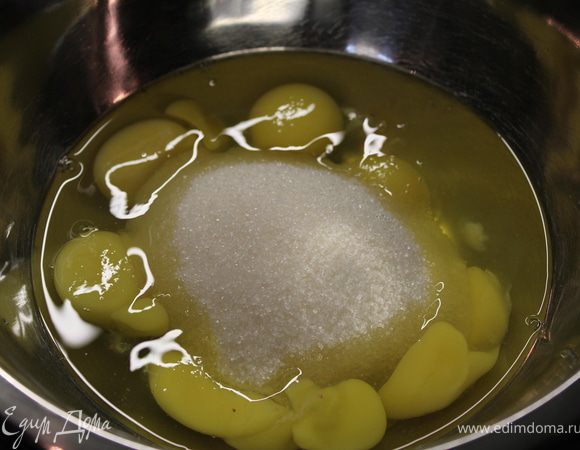 БИСКВИТ. Взбить яйца с сахаром на водяной бане! после посветления и увеличения массы снимите чашу и продолжите взбивать еще минут 5-8! Это важно! масса должна увеличиться в 3-4 раза...