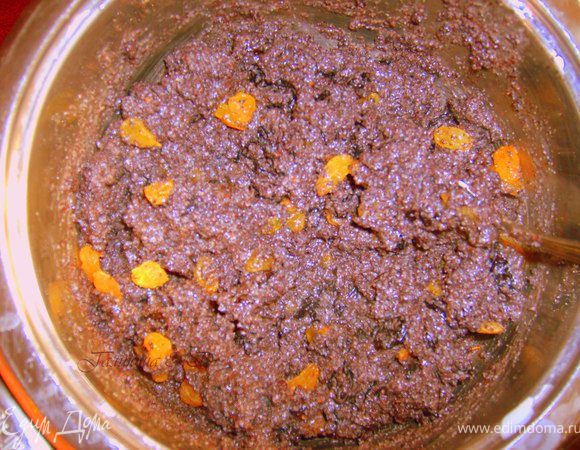 Изюм обдать кипятком и откинуть на сито. Молоко, сахар и масло нагреть в кастрюльке, не доводить до кипения, слегка нагреть, убавить огонь до низкого, добавить молотый мак и перемешивать, пока он полностью не впитает всю жидкость и масса станет как каша. Снять с огня, добавить изюм, ванилин, тертую цедру лимона, перемешать и остудить. 
Этой порции должно хватить на 2 штруделя. Но так как у меня в семье мак, кроме меня и мамы особо не любят, поэтому сделала вторую начинку для мужчин)))
