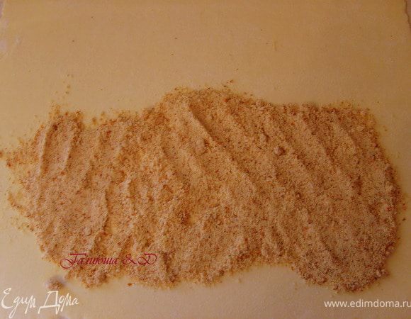 Вторую начинку укладываем точно также, только предварительно посыпав четвертую часть молотым миндалем, на случай если яблоки в начинке дадут сок, то миндаль все аккуратненько впитает в себя, и не сок из Штруделя при разрезке не будет растекаться. 