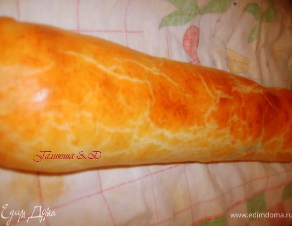 А можно сразу смешать обе начинки и маковую и орехово-шоколадную)) 
Укладываем на противень и смазываем яйцом. Для этого желток смешиваем с молоком или водой, немножечко, 2-3 ст.л. и Выпекаем при 180 гр.30-35 минут.
