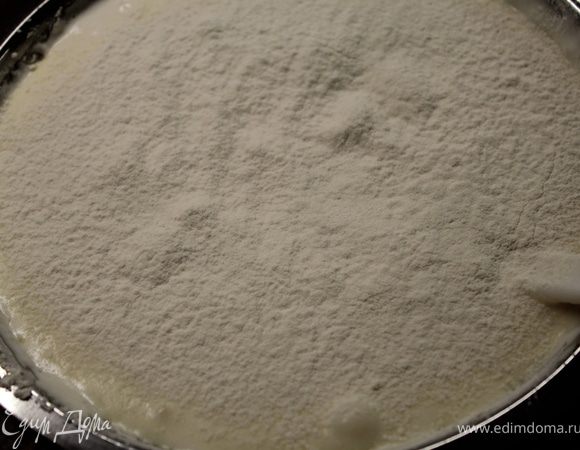 Постепенно ввести муку небольшими порциями через сито, заодно просеивая ее. Перемешивать осторожно лопаточкой снизу вверх.