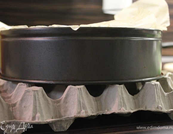 Остудить бисквит "вниз головой" на решетке прямо в форме...Роль решетеки у меня играет ячейка из-под яиц)) таким образом он точно не осядет. Когда он полностью остынет, можно его перевернуть обратно.