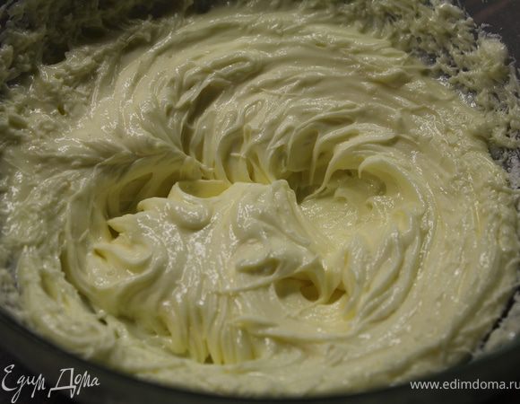 ПЕСОЧНЫЕ КОРЖИ. Взбить мягкое сливочное масло с сахарной пудрой.