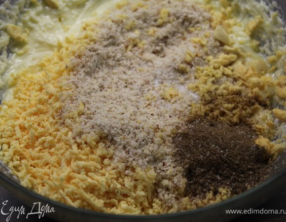 Добавить молотый миндаль, соль, ром и яичные желтки,перетертые через мелкую терку. Взбить.