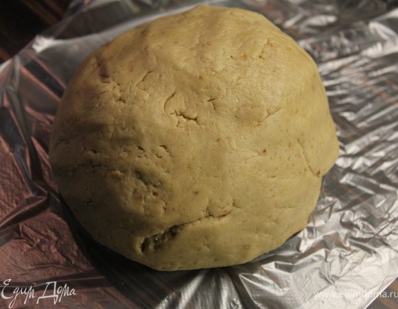 Добаить муку, смешанную с разрыхлителем и замесить тесто. Завернуть в пленку и отправить в холодильник на час.