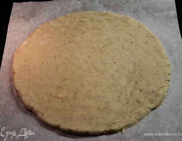 Достаньте охлажденное тесто и разделите его на две части. Раскатайте каждую на пергаментной бумаге по размеру вашей формы и испеките притой же температуре около 15-18 минут до золотистого цвета... Отсудить не перекладывая с бумаги, будьте осторожны коржи очень хрупкие!