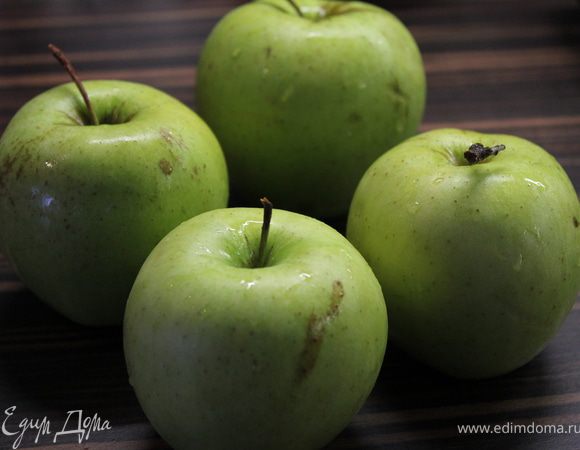 КАРАМЕЛЬНЫЕ ЯБЛОКИ. Яблоки помыть и очистить от шкурки и сердцевины.