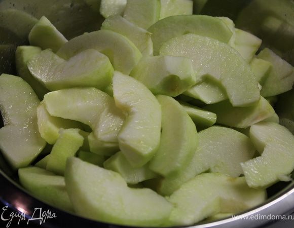 Нарезать на дольки и сбрызнуть лимонным соком.