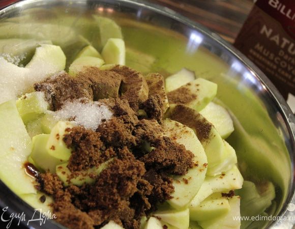 Добавить коричневый и белый сахар, корицу и перемешайте руками.