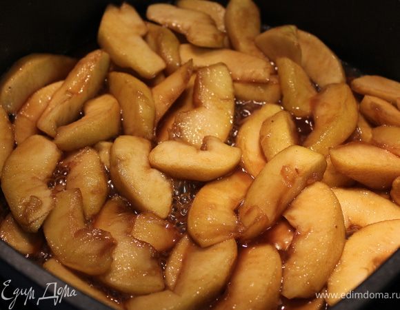 Растопить сливочное масло и положить яблоки вместе с образовавшимся соком. Карамелизируйте их до мягкого золотистого состояния на среднем огне. Яблоки должны стать полупрозрачными, но достаточно хорошо держать форму и не разваливаться! Воспользуйтесь для аккуратного переворачивания две вилки.