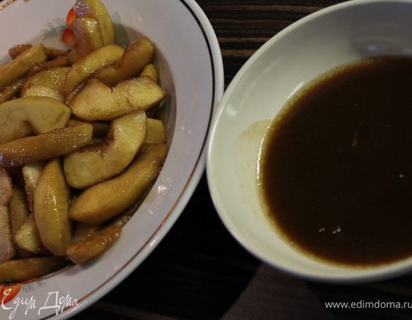 Переложите яблоки в миску, а сок слейте в небольшую тарелку - он нам нужен для пропитки бисквитных коржей.