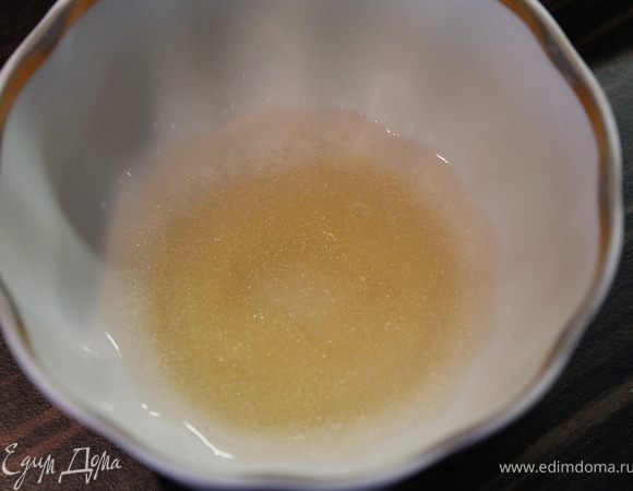 БАВАРСКИЙ МУСС. Желатин залить водой, только чтобы его накрыть и оставить набухать.